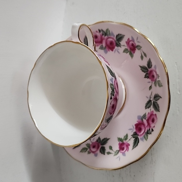Pale Pink Colclough Tea Cup and Saucer with Roses, Pattern 8239, Vintage - Picture 5 of 9